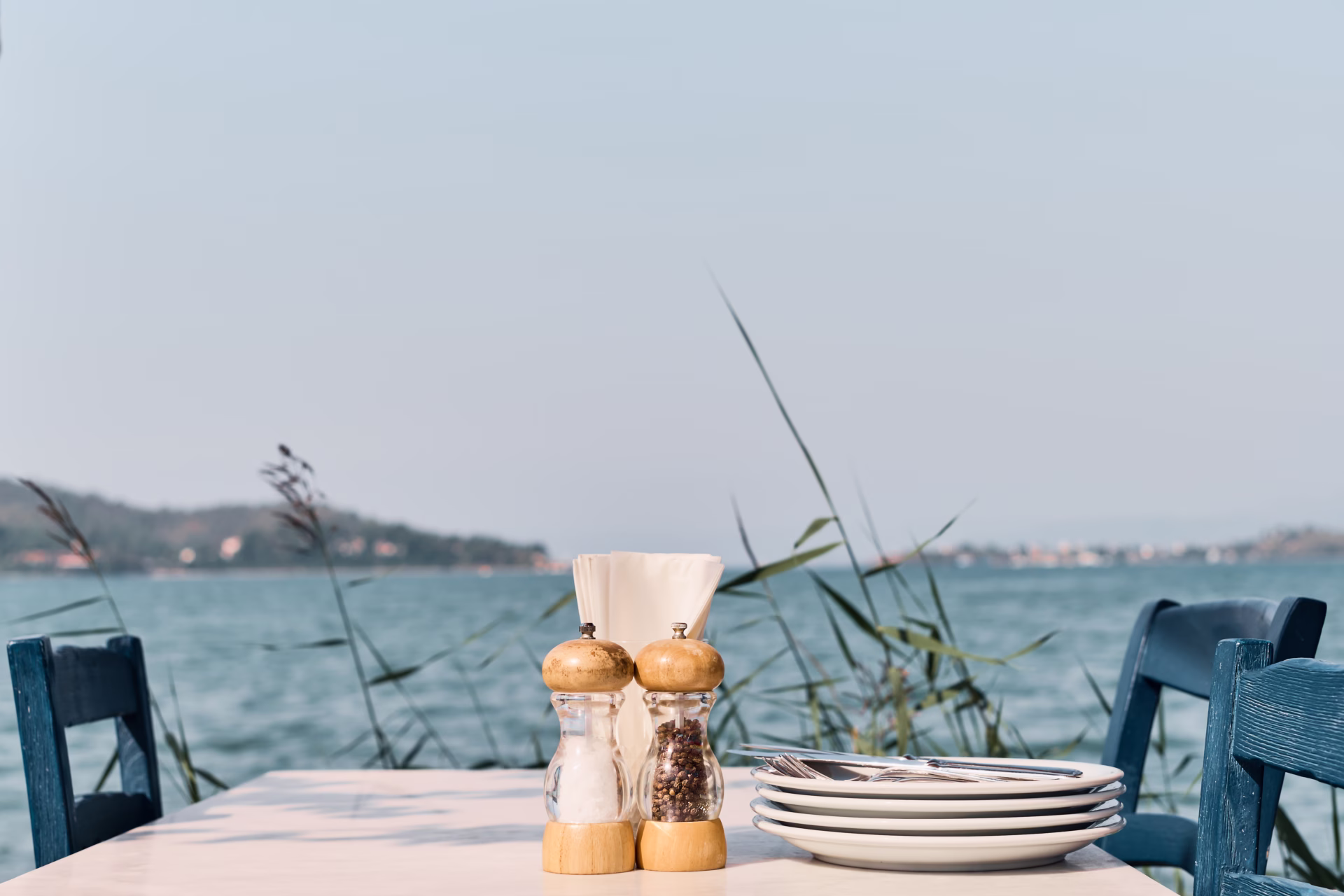 cafe-table-background-sea-hot-afternoon-background-idea-holiday-advertising-kitchen-review-weekend-sea